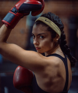 Mujer fuerte mostrando su hombro musculado