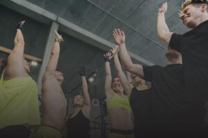 Comunidad de atletas entrenando CrossFit en Málaga