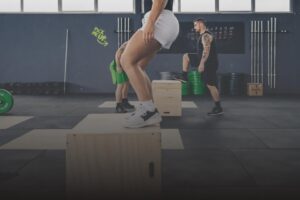 Entrenamiento funcional en Málaga realizando box jump en CrossFit