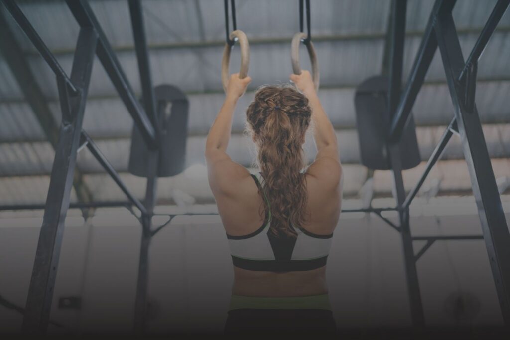 Atleta entrenando en anillas en box de CrossFit en Málaga