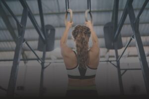 Atleta entrenando en anillas en box de CrossFit en Málaga